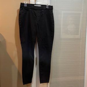 Levi’s totally shaping pull on skinny Jean in black size 12